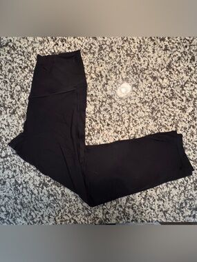 HALARA Black High-Waist Leggings with Sleek Paneling